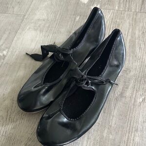 Chic Black Loafers with Bow Detail